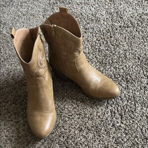 Tan Western-inspired Ankle Boots with Side Cutouts and Pointed Toe
